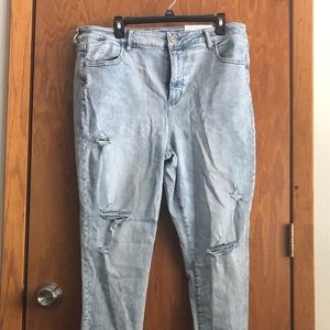 AE Light Wash Hi Rise Ripped Jegging